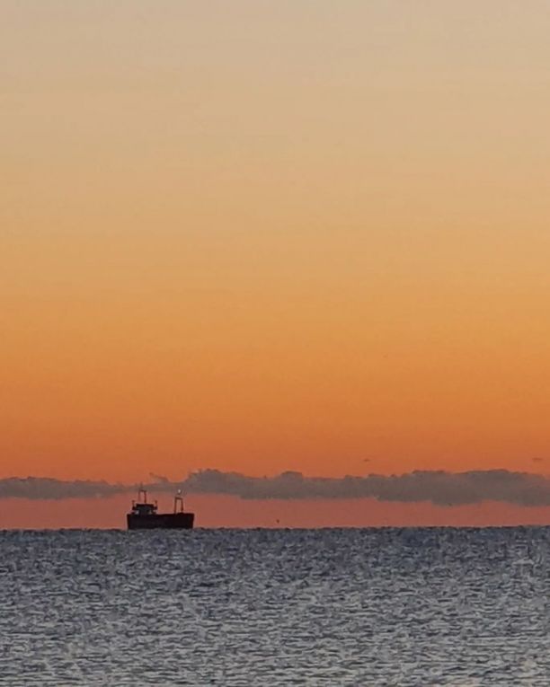 Schiff im Sonnenaufgang