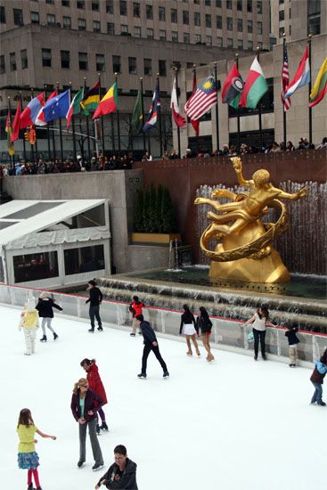 Eislaufbahn mit Prometheus-Statue am Rockefeller Center