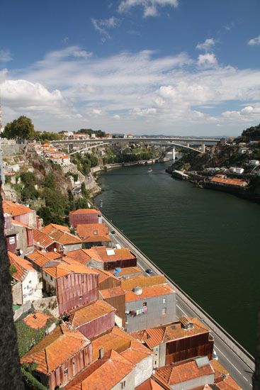 Blick von der Stadtmauer auf den Douro