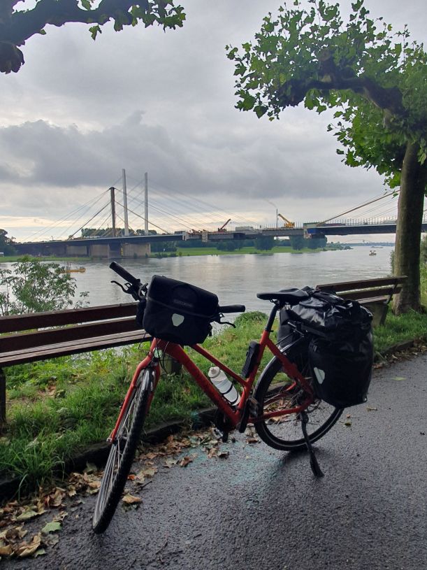 Kurze Pause am Rhein in Duisburg