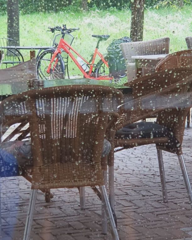 Kurze Pause unterwegs bei einem Heißgetränk