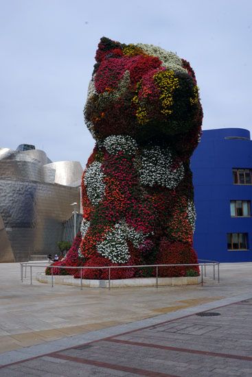 Puppy - Hundeskulptur aus Blumen