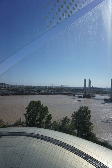 Blick von der Cité du Vin zur Pont Jacques Chaban-Delmas