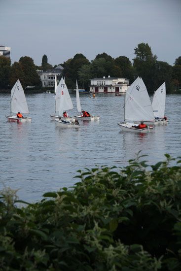 Segelschüler auf der Alster