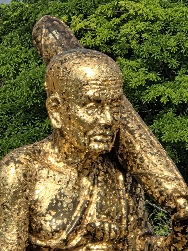 Statue mit Blattgold