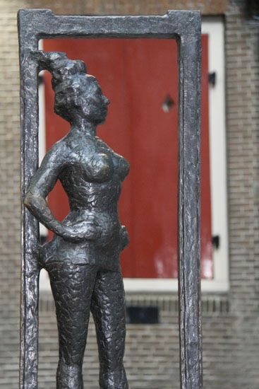Prostituiertendenkmal vor der Oude Kerk