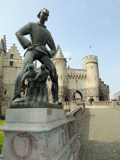 Statue Lange Wapper vor Het Steen