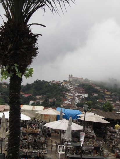 Nebelschwaden über Ouro Preto