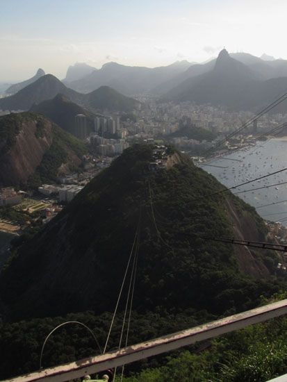 Blick vom Zuckerhut auf den Morro da Urca