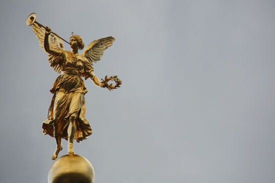 Statue auf dem Dach der Hochschule für Bildende Künste