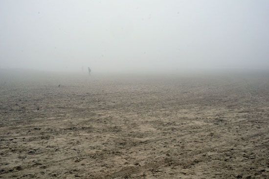 Strand in Nebel gehüllt