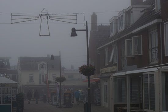 Neblige Einkaufsstraße in Egmond aan Zee