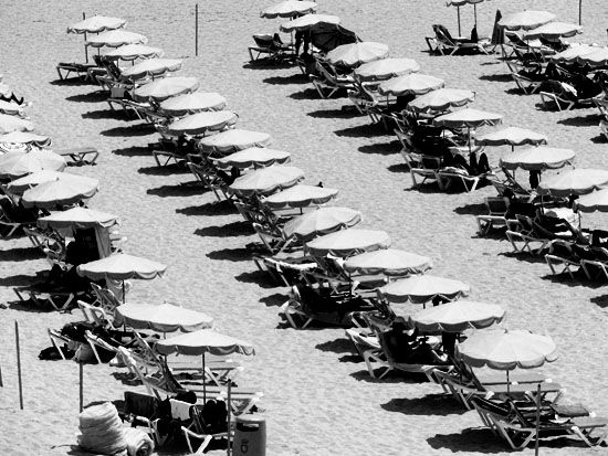 Sonnenschirme und Liegestühle am Strand
