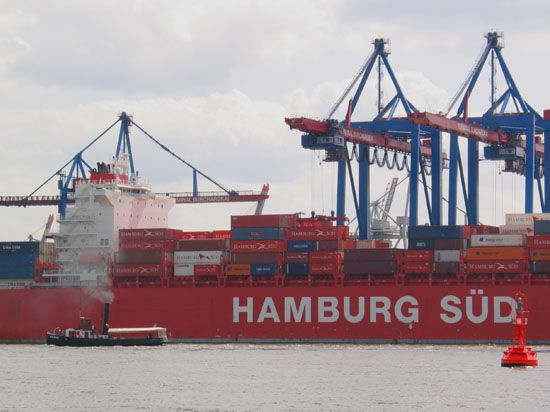  Schleppdampfer "Woltmann" vor Containerschiff