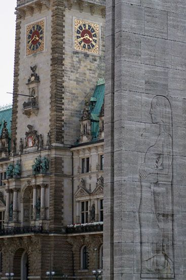 Hamburger Rathaus und Ehrenmal