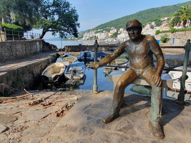 Fischerstatue am kleinen Hafen von Opatija