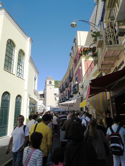 Touristen in den Gassen von Capri
