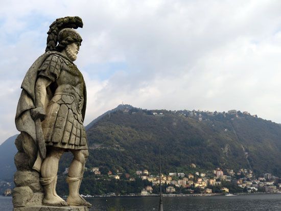 Statue vor der Villa Olmo