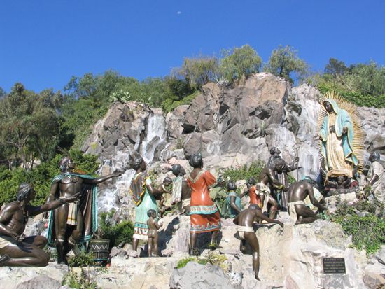 Mexico-City: Statuen bei der Basilica de Guadalupe
