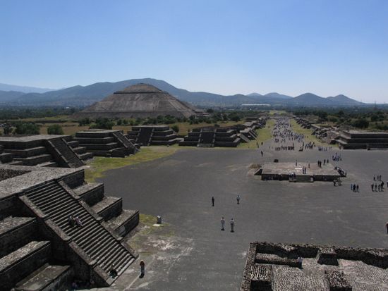 Teotihuacán: Blick von der Pirámide de la Luna
