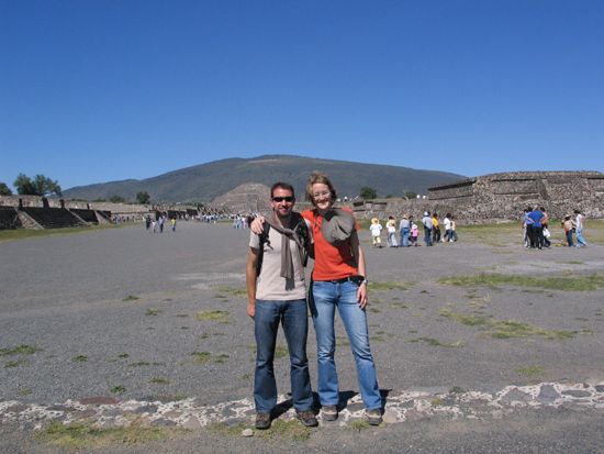 Teotihuacán: Touristas, im Hintergrund die Pirámide de la Luna