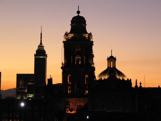 Mexico-City: Torre Latino und Catedral Metropolitana
