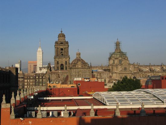 Mexico-City: Torre Latino und Catedral Metropolitana