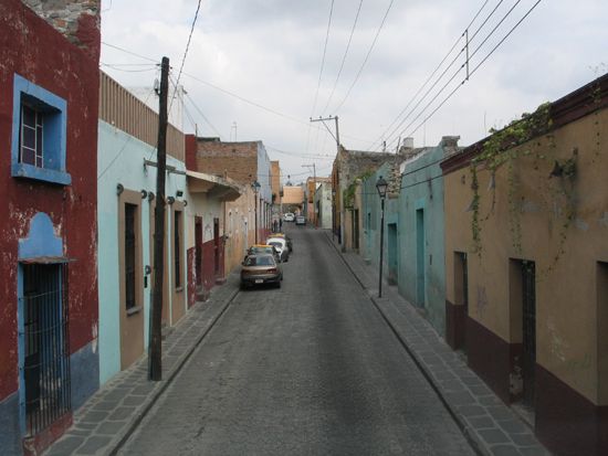Puebla: Straße und Telefonleitungen