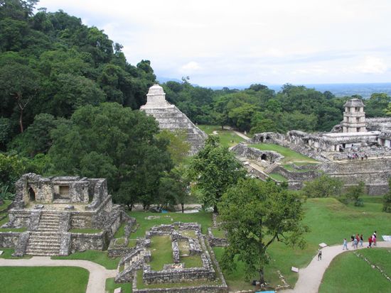 Palenque: Blick auf El Palacio und Templo de las Inscriptiones
