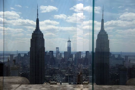 Empire State Building vom Top of the Rock aus gesehen
