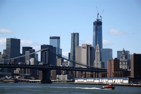 Manhattan Bridge und One World Trade Center