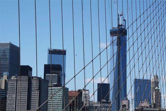 One World Trade Center von der Brooklyn Bridge aus gesehen