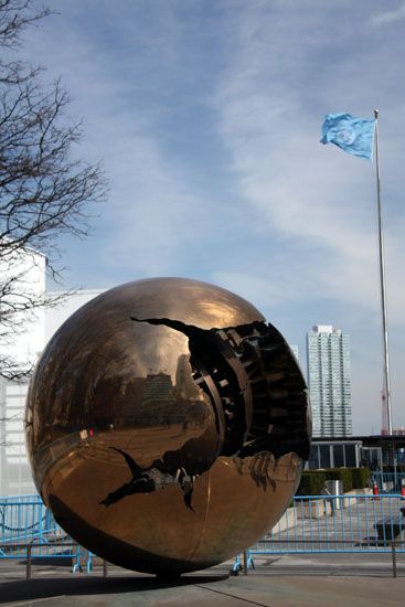 Weltkugel vor den Vereinten Nationen