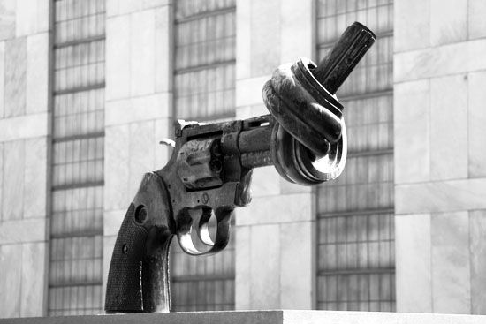 Skulptur "The Knotted Gun"