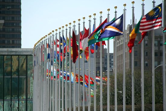 Fahnen vor den Vereinten Nationen