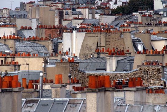 Schornsteine auf den Dächern von Paris