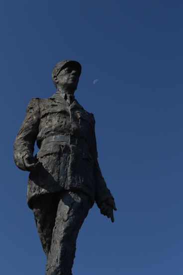 Statue von Charles de Gaulle auf den Champs-Élysées