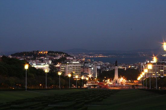 Blick auf das nächtliche Lissabon
