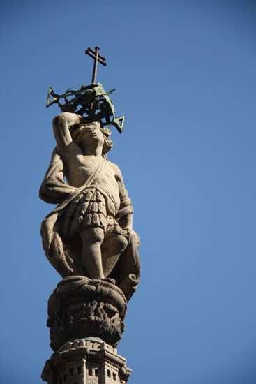 Statue auf dem Brunnen am Largo do Paço