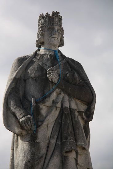 Statue von König Diniz, dem Gründer der Universität
