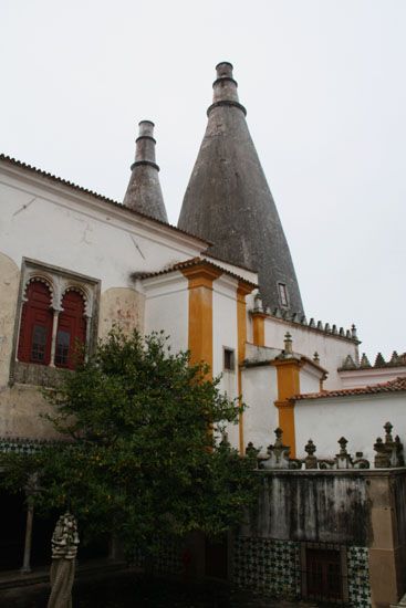 Sintra - Palácio Nacional mit konischen Schornsteinen