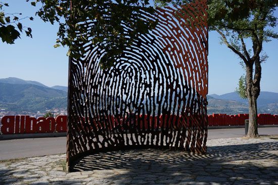 Artxanda - Fingerprint Sculpture Escultura de la Huella