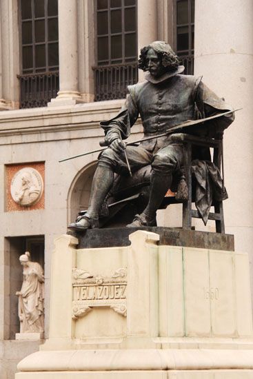 Statue von Diego Velázquez vor dem Museo del Prado