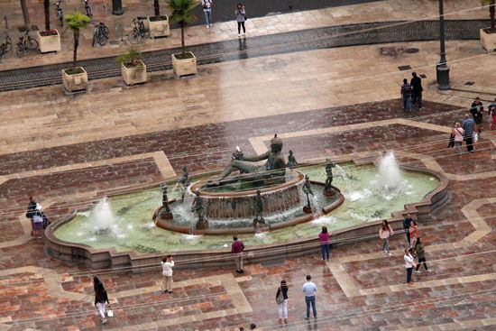 Blick auf den Plaza de la Virgen mit Turia Brunnen
