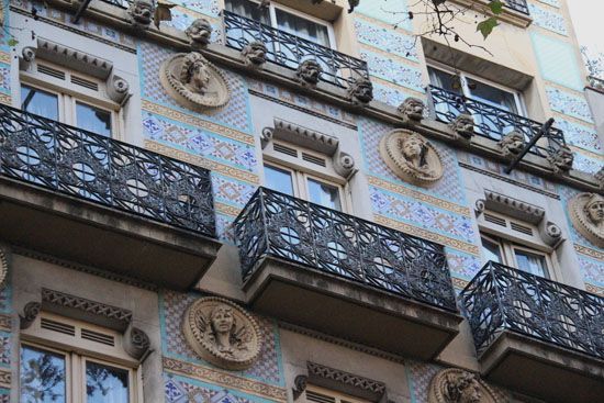 Schöne Häuserfront in Barcelona