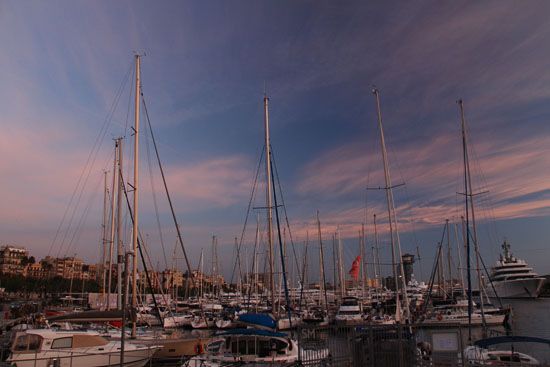 Segelboote am Hafen von Barcelona