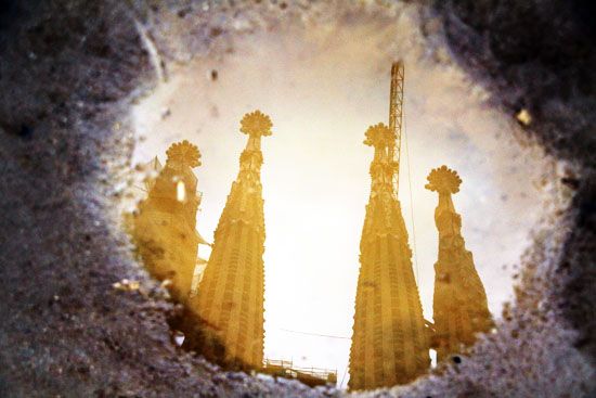 La Sagrada Família spiegelt sich in der Pfütze