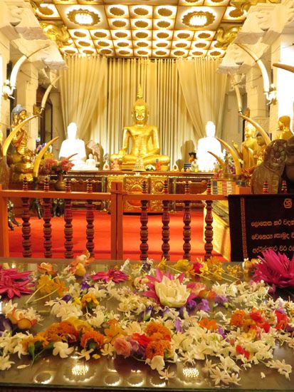Zahntempel Kandy - Goldener Buddha