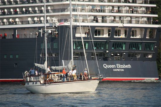 Queen Elizabeth und Segelboot