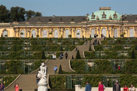 Schloss Sanssouci mit Weinbergterrassen